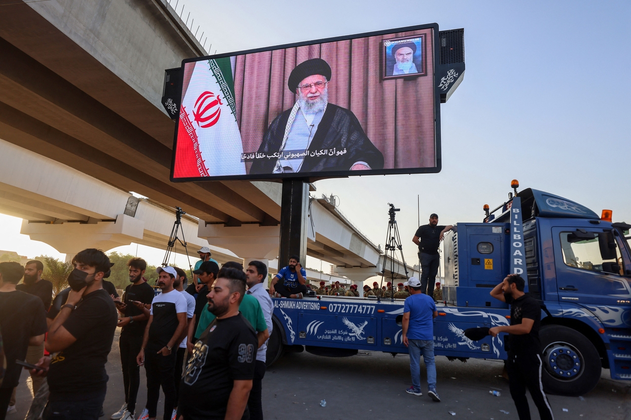 Supporters of Iraqi pro-Iran groups wheel a screen displaying Iran's supreme leader Ayatollah Ali Khamenei in Baghdad, Monday. (AFP-Yonhap)