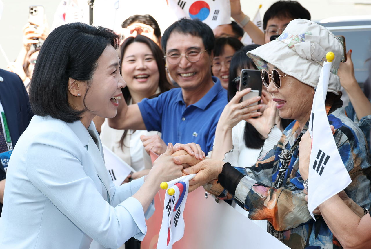 First lady Kim Hea Kyung (left) is greeted by overseas Koreans at Calgary Korean Association in Calgary, Alberta, Canada on Tuesday. (Yonhap)