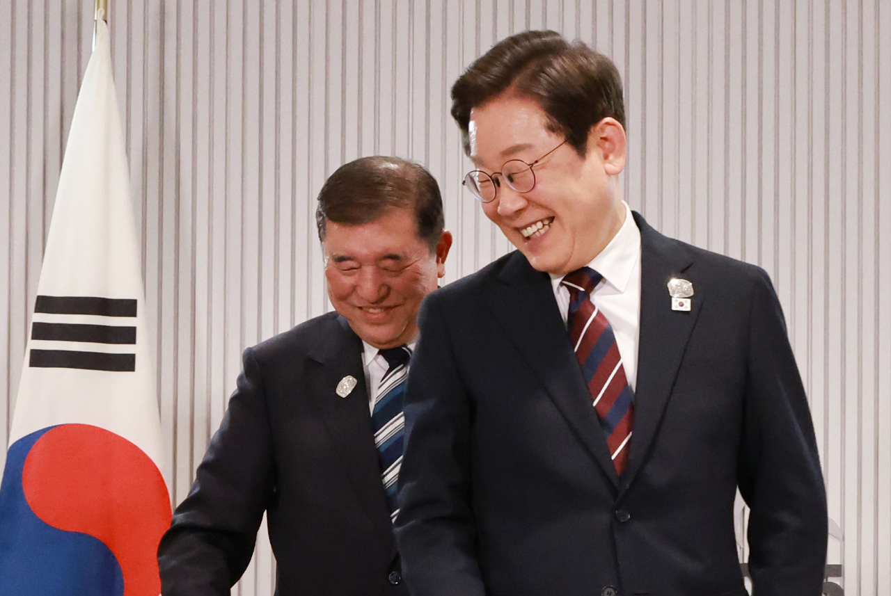 President Lee Jae Myung (right) and Japanese Prime Minister Shigeru Ishiba are seen during the bilateral meeting held on the margins of the Group of Seven summit in Canada on Tuesday. (Yonhap)