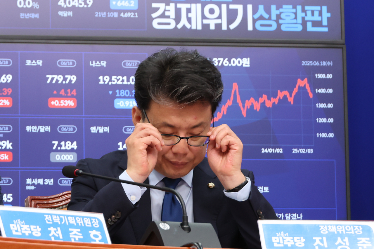 Rep. Jin Sung-joon, the head of the ruling Democratic Party of Korea's policy committee, attends a meeting of the party leadership Wednesday. Yonhap