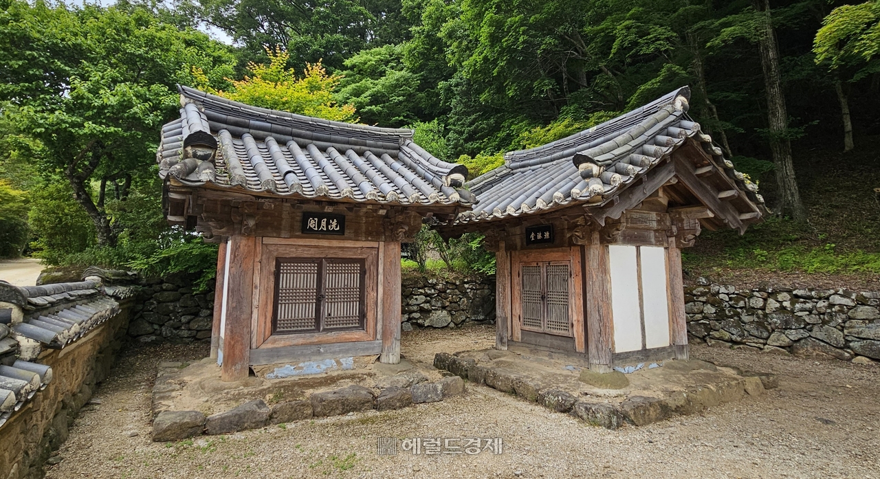 (왼쪽부터) 세월각(여자 영가), 척주당(남자 영가)