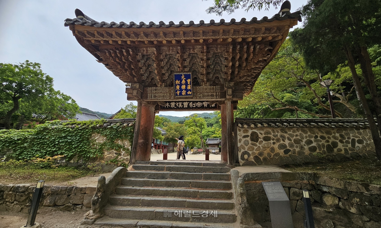 일주문(조계문). 계단에는 원숭이 석상이 있다.