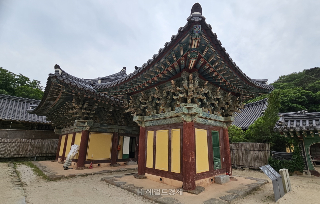 (왼쪽부터) 영산전, 약사전