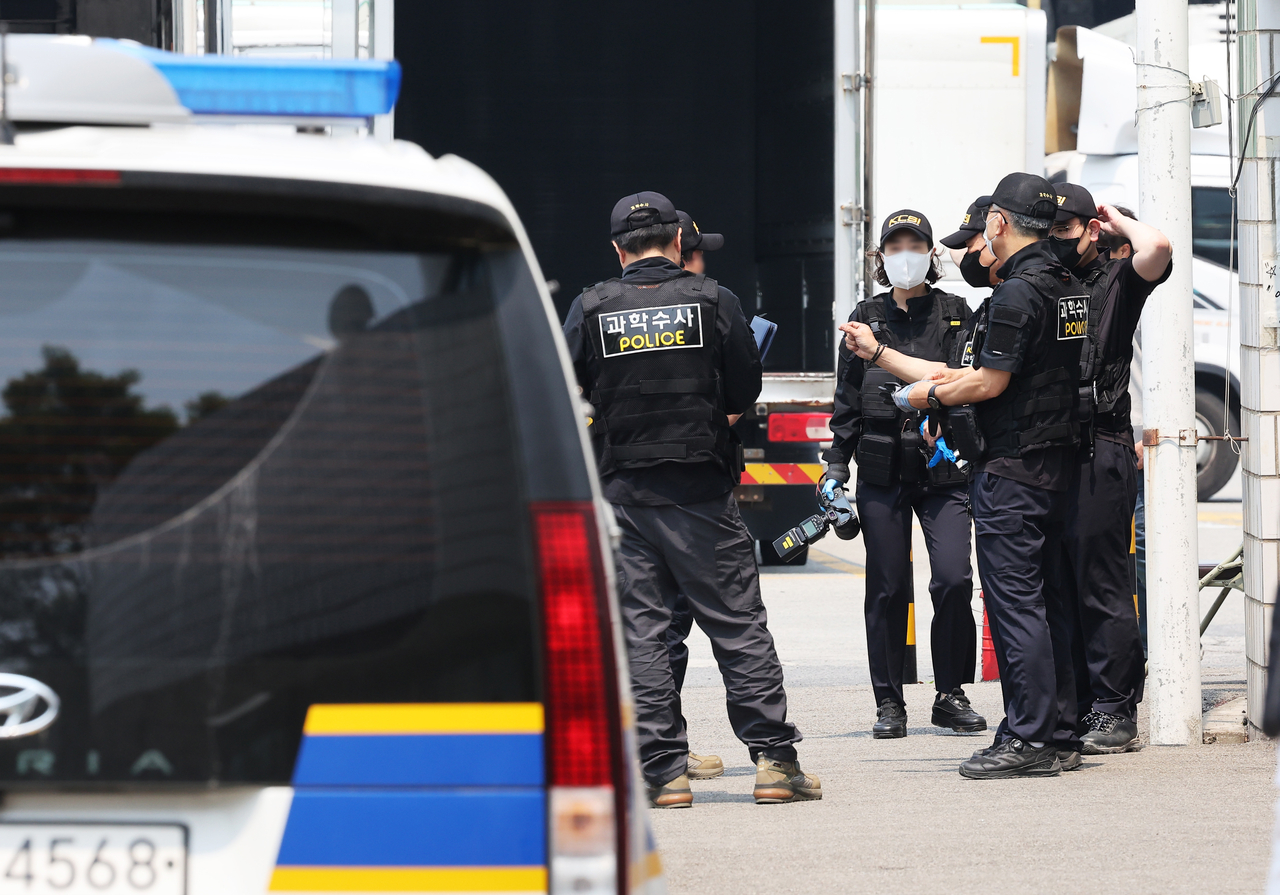 Police officials are preparing to inspect the site of a deadly faccident at a bread factory of the SPC Samlip in Siheung, Gyeonggi Province, on May 27. (Yonhap)