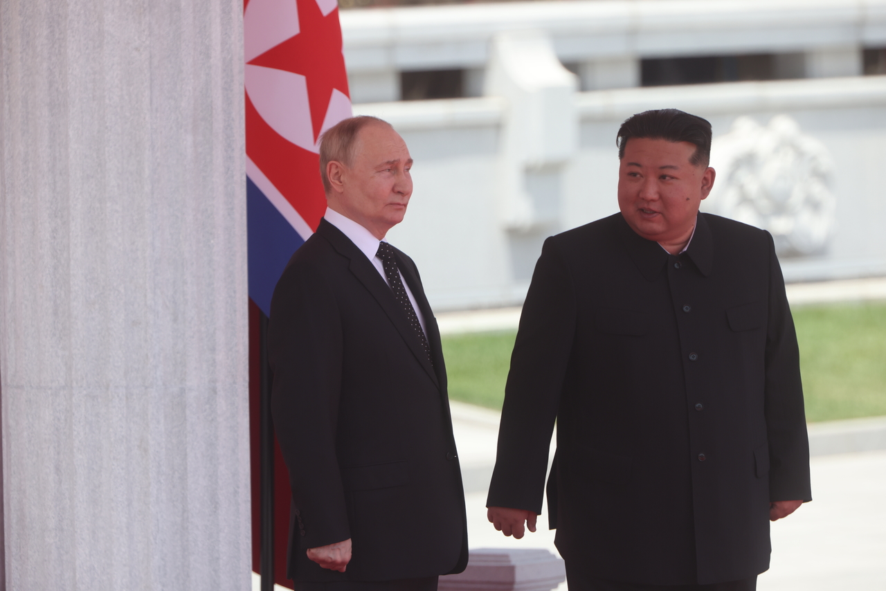 Russian President Vladimir Putin (left) and North Korean leader Kim Jong-un (right) attend a welcoming ceremony on June 19, 2024 in Pyongyang, North Korea. (GetttyImages)
