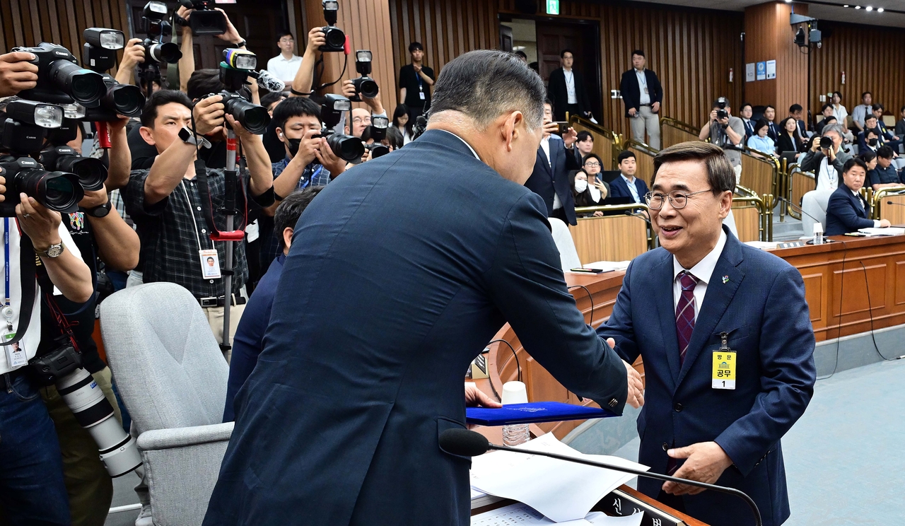 이종석 국가정보원장 후보자가 19일  오전 서울  여의도 국회에서 열린 정보위원회의 인사청문회에 출석해 선서를 마치고 선서문을 신성범 위원장에게 전달하고 있다. 실시간 해와 토토사이트 기자