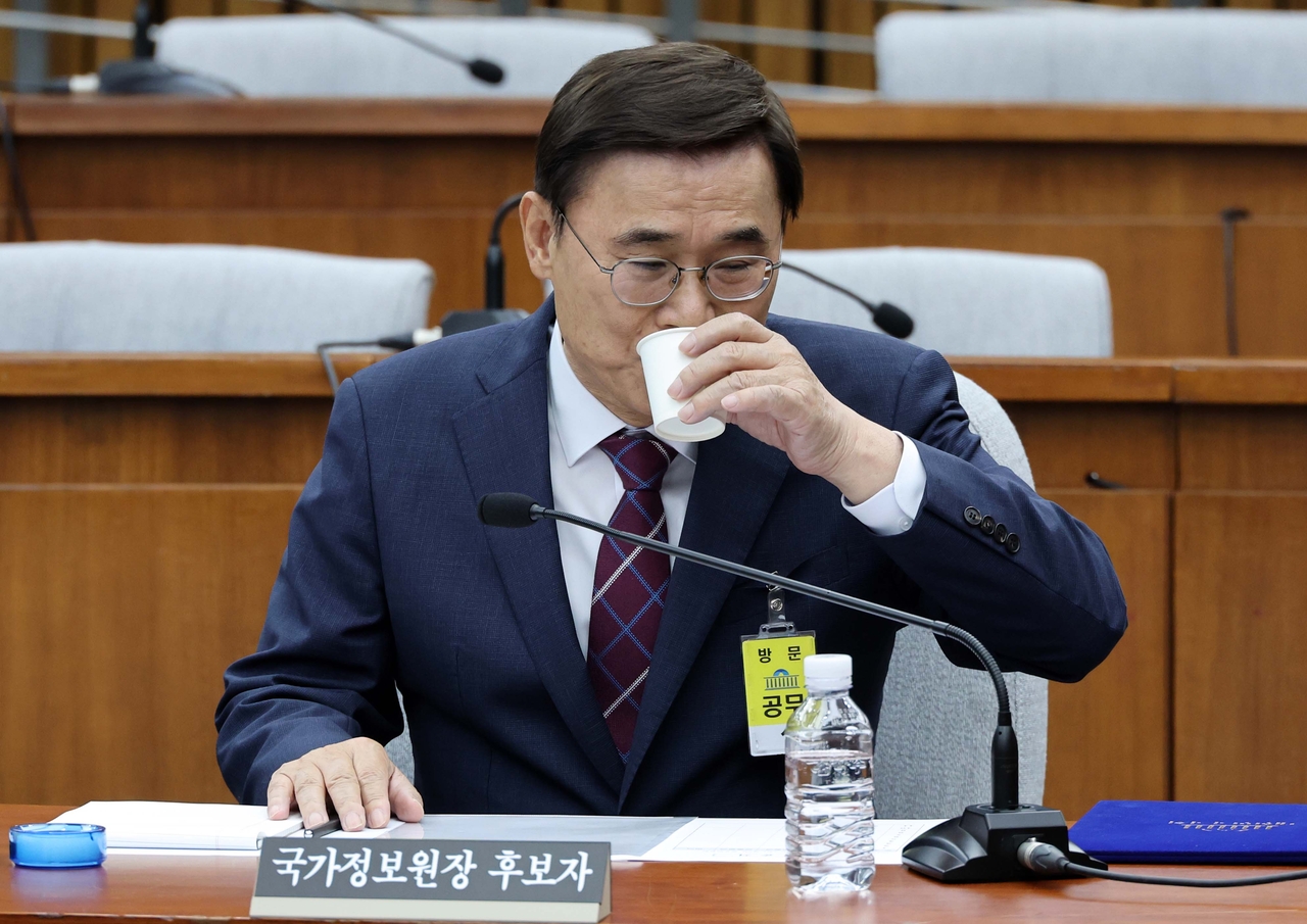 이종석 국가정보원장 후보자가 19일  오전 서울  여의도 국회에서 열린 정보위원회의 인사청문회에 출석해 물을 마시고 있다. 실시간 해와 토토사이트 기자