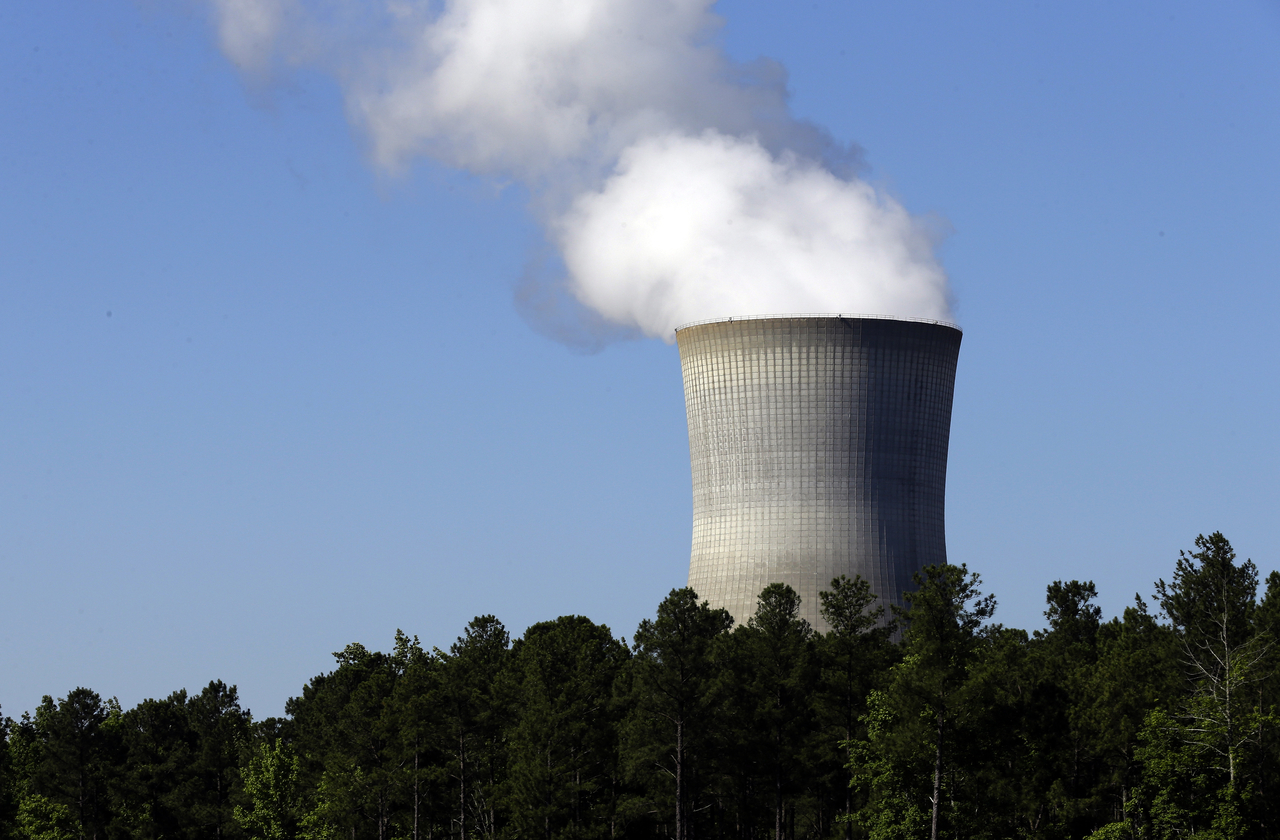 Smoke billows from a chimney at a nuclear plant in North Carolina, Friday. (AP-Yonhap)