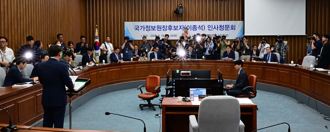 이종석 국가정보원장 후보자가 19일  오전 서울  여의도 국회에서 열린 정보위원회의 인사청문회에 출석해 모두발언하고 있다. 실시간 해와 토토사이트 기자
