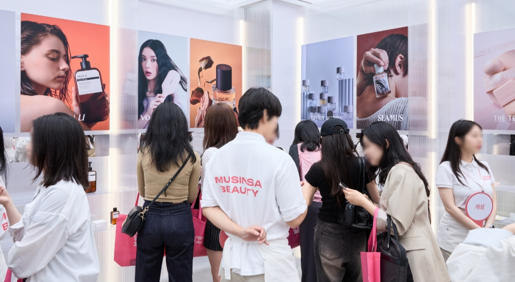 지난 5월 16일 무신사 토토사이트 모음 페스타 팝업 스토어에서 방문객들이 ‘오직 무신사 토토사이트 모음존’을 체험하고 있다. [무신사 제공]