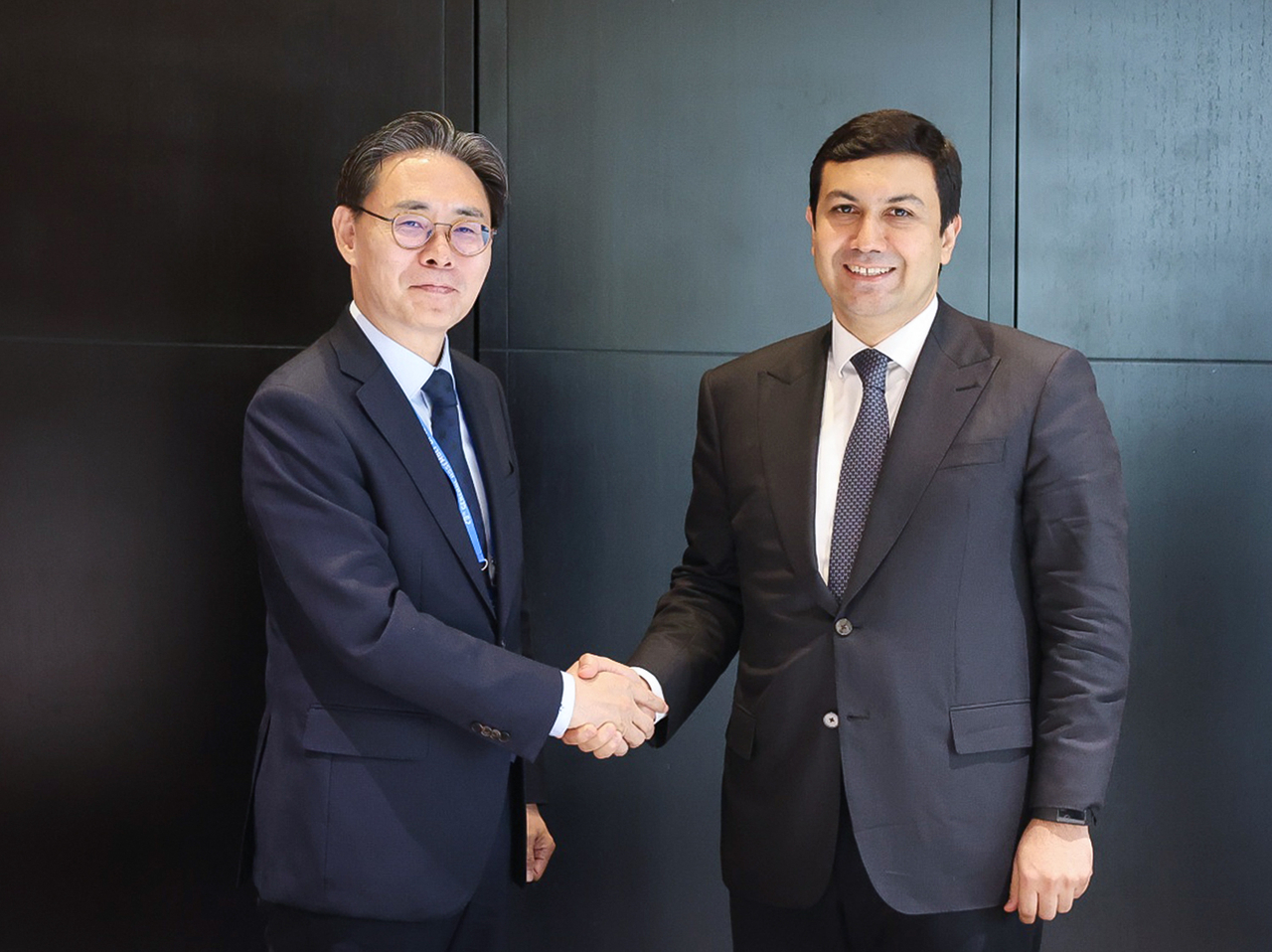 NTS Commissioner Kang Min-su (left) and  Head of the State Tax Service under the Ministry of Economy of Azerbaijan Orkhan Nazarli are shaking hands at the IOTA general assembly held in Baku, Azerbaijan, from Wednesday to Thursday. (NTS)