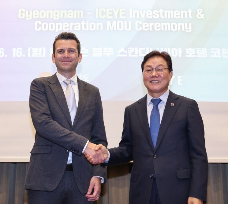 South Gyeongsang Province Governor Park Wan-soo (right) and Joost Elstak, executive vice president of ICEYE, shake hands at the signing ceremony held at a hotel in Copenhagen, Denmark, Monday. (South Gyeongsang Provincial Government)
