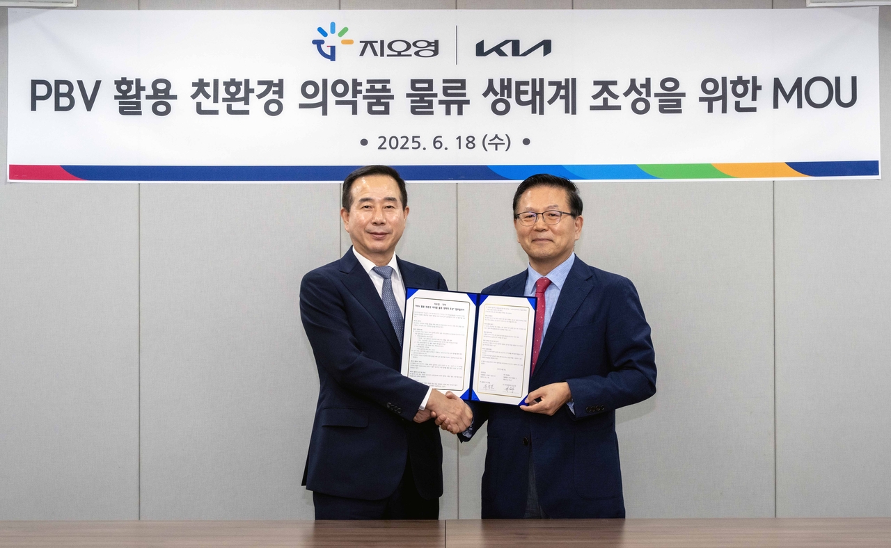 지난 18일 서울 서대문구 연희동 토토사이트 레드룸 본사에서 진행된 ‘PBV 활용 친환경 의약품 물류 생태계 조성을 위한 업무협약(MOU)’ 체결식에서 유광렬(오른쪽) 토토사이트 레드룸 사장과 정원정 기아 국내사업본부장이 기념촬영하고 있다.[토토사이트 레드룸 제공]
