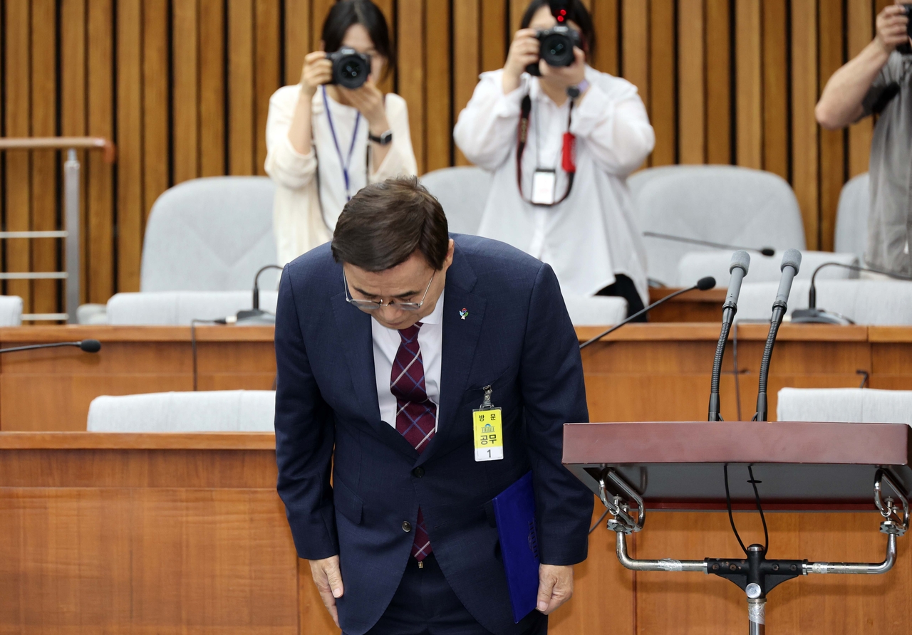 이종석 국가정보원장 후보자가 19일 오전 서울 여의도 국회에서 열린 정보위원회의 인사청문회에 출석해 인사를 하고 있다. 실시간 해와 토토사이트 기자