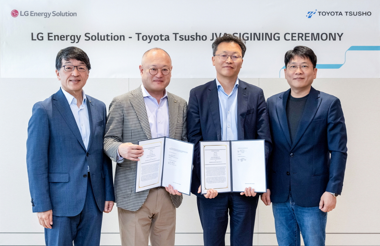 From left: Toshimitsu Imai, CEO of Toyota Tsusho Co.; Masaharu Katayama, chief operating officer of Toyota Tsusho Co.; Kang Chang-beom, chief strategy officer at LG Energy Solution; and Kim Dong-myung, CEO of LG Energy Solution, pose for a photo at the signing ceremony of their battery recycling joint venture in the US. (LG Energy Solution)