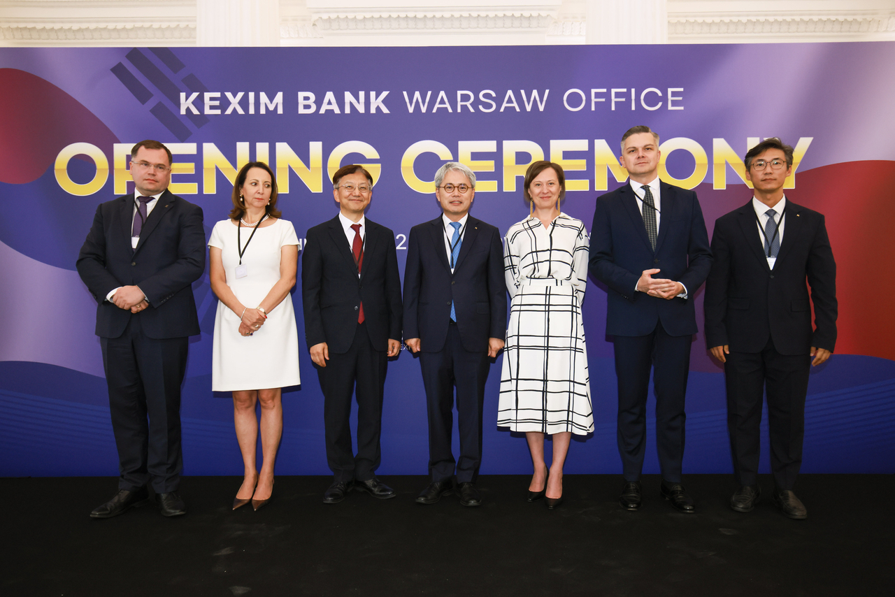Eximbank Chairman Yoon Hee-sung (fourth from left) poses with Korean Ambassador to Poland Tae Jun-youl (third from left) and local officials during the opening ceremony of the bank’s Warsaw office in Poland on Wednesday.  (The Export-Import Bank of Korea)