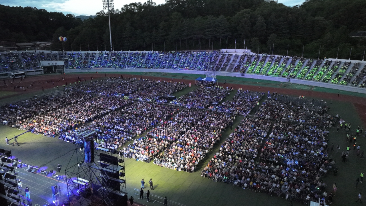 지난 14일 안동시민운동장에서 열린 ‘희망 콘서트’에는 1만 5000여명의 인파가 몰렸다.[안동시 제공]