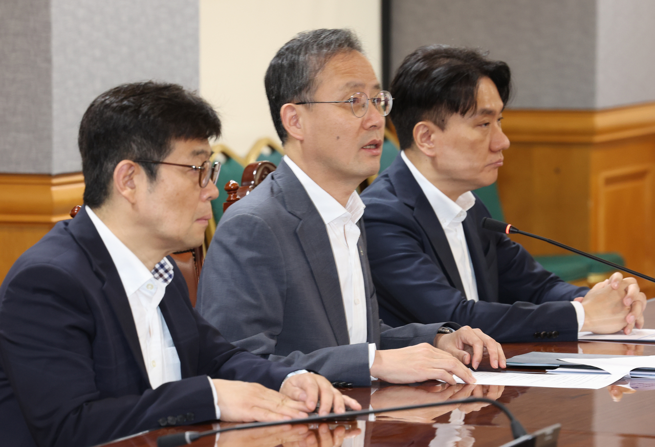 Acting Finance Minister Lee Hyoung-il (2nd from left) speaks during a meeting on macroeconomic issues, along with senior officials, in Seoul on Thursday. (Yonhap)