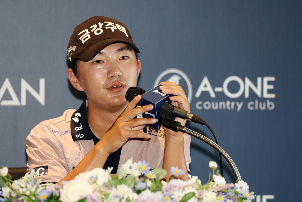대회 첫날 선두에 오른 후 인터뷰 중인 토토사이트 비즈. [사진=KPGA]
