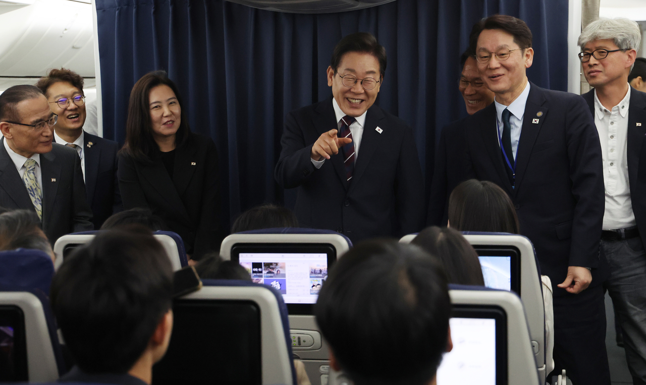 캐나다 주요 7개국(G7) 정상회의를 마친 이재명 모먼트 토토사이트이 18일 서울공항을 향하는 공군 1호기에서 기자들과 G7 관련 대화를 하고 있다. 이 모먼트 토토사이트은 캘거리 공항 이륙 후 기자단을 찾아 간단한 질의 응답 시간을 가졌다.  [연합]