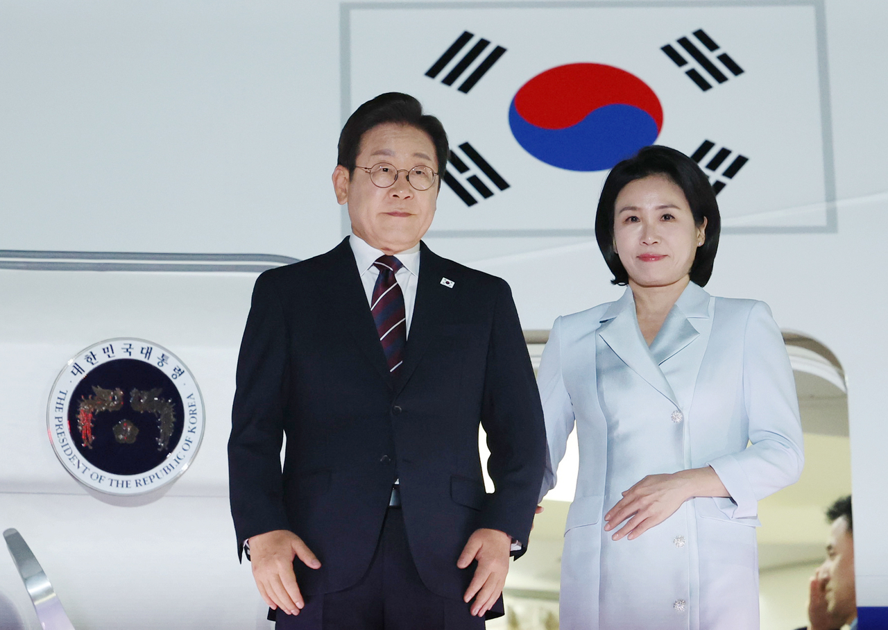이재명 토토사이트 마루한과 김혜경 여사가 19일 51차 주요 7개국(G7) 정상회의 일정을 마친 뒤 성남 서울공항에 도착해 공군 1호기에서 내리고 있다. [연합]
