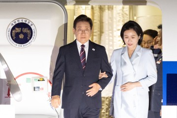 Lee returns to Seoul, ends debut trip as president