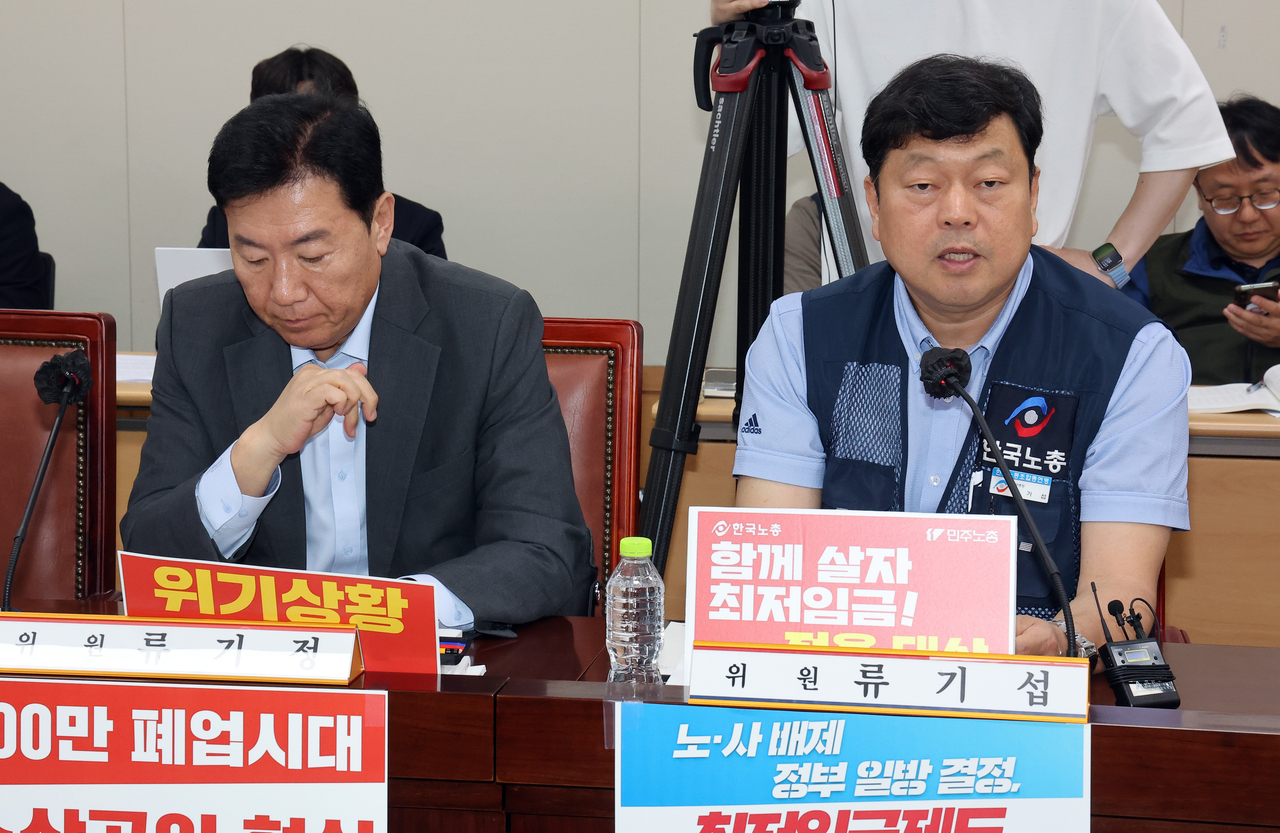 손오공 토토사이트위원회 근로자위원인 류기섭 한국노총 사무총장(오른쪽)이 19일 정부세종청사에서 열린 손오공 토토사이트위원회 제6차 전원회의에서 발언하고 있다. 왼쪽은 사용자위원인 류기정 한국경영자총협회 전무. [연합]