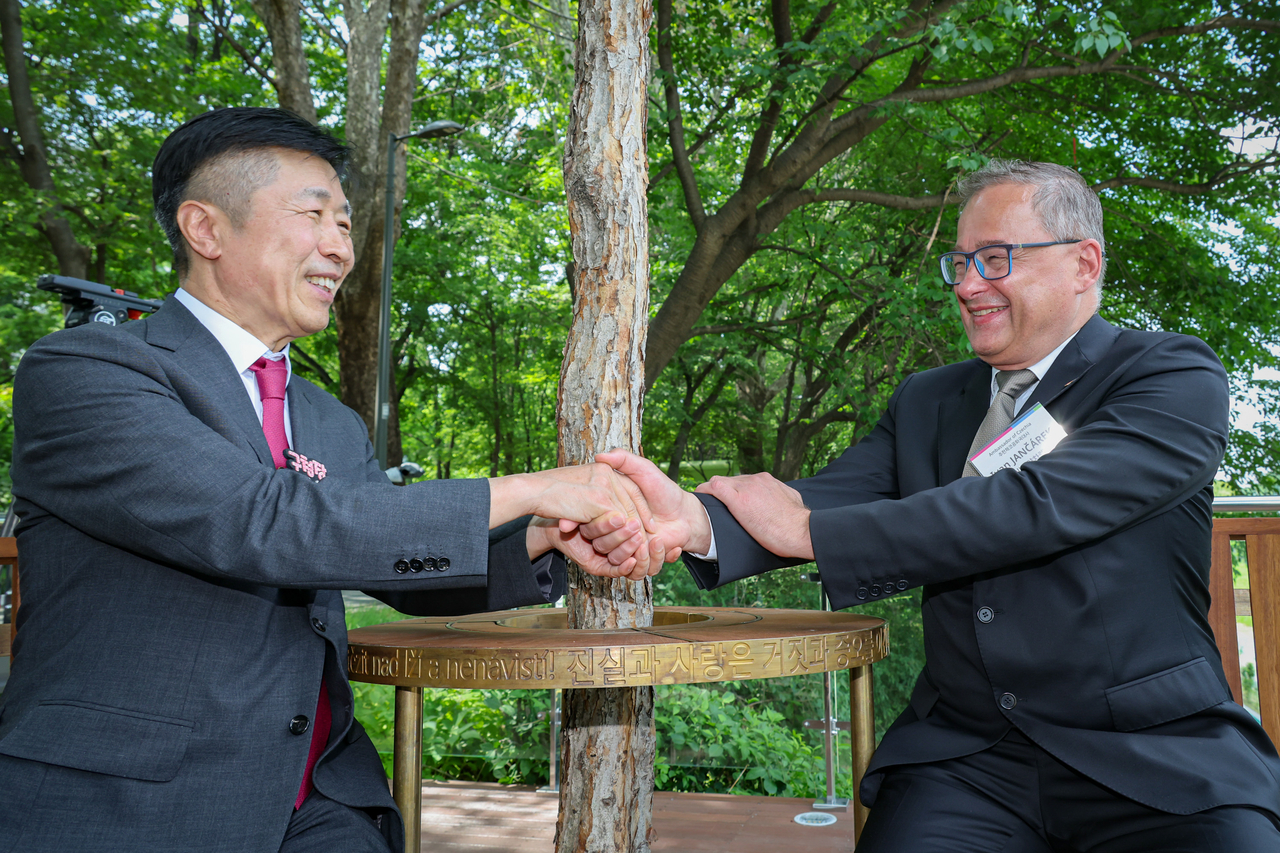 Czech Ambassador to Korea Ivan Jancarek (right)  and Jun Sung-soo, head of Seocho-gu ward office, exchange greetings during the opening ceremony of Vaclav Havel Place in Seoul. (Czech Embassy in Seoul)