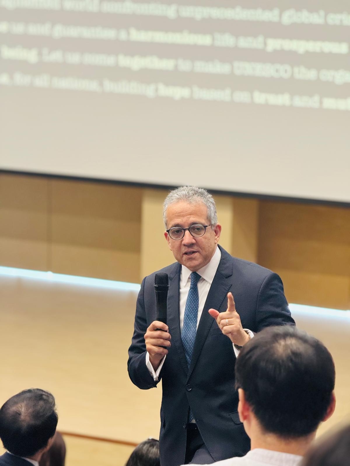 Khaled El-Enany, Egypt’s former Minister of Tourism and Antiquities and candidate for the post of UNESCO director-general for the 2025–2029 term, interacts with students of Hankuk University of Foreign Studies during his visit to Seoul. (Sanjay Kumar/ The Korea Herald)