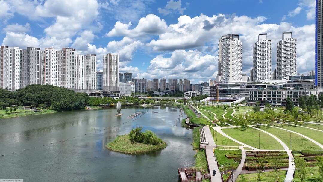 High-rise apartment buildings surround Dongtan Lake Park, an artificial lake in the planned new residential town of Dongtan, located in the city of Hwaseong, Gyeonggi Province. (Courtesy of Hwaseong City)