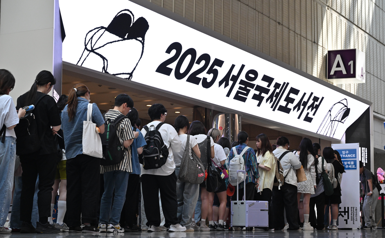 지난 18일 서울 강남구 코엑스에서 열린 ‘2025 토토사이트 프리미어토토을 찾은 많은 관람객들이 입장을 기다리고 있다. 임세준 기자