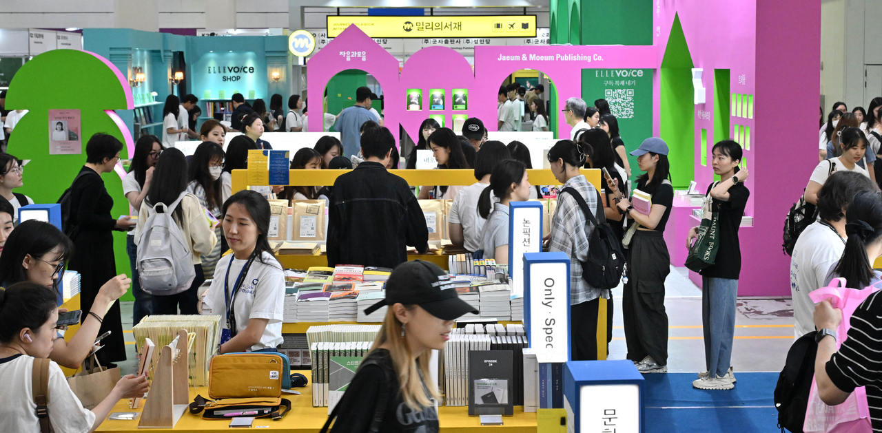 지난 18일 서울 강남구 코엑스에서 개막한 ‘2025 토토사이트 프리미어토토을 찾은 관람객들이 출판사 부스를 방문해 책을 살펴보고 있다.  [연합]