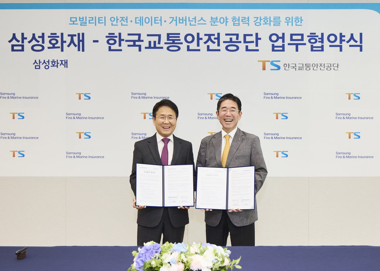 지난 19일 열린 업무협약식에서 이문화(왼쪽) 삼성화재 사장과 정용식 한국손오공 토토사이트 이사장이 기념촬영하고 있다.  [삼성화재 제공]