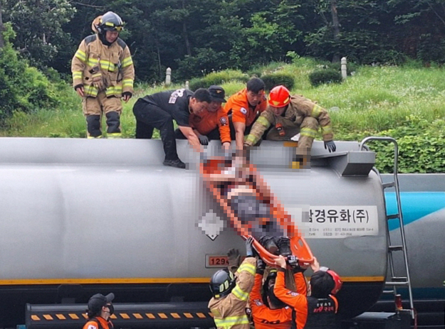 20일 오전 전남 여수시 해산동 여수국가산업단지 인근 주유소에서 50대 남성 탱크로리 차량 운전자 A씨가 저장 손오공 토토사이트 안에서 쓰러진 채 발견돼 소방 당국이 이송하고 있다. [여수소방서[