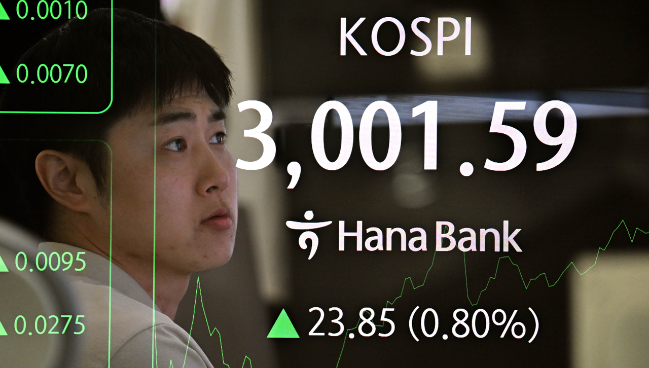 20일 코스피 지수가 개인의 가상 스포츠토토세에 힘입어 3000선을 돌파했다. 이날 오전 서울 중구 하나은행 딜링룸 전광판에 코스피 지수가 오전 10시 53분 기준 전 거래일보다 22.45포인트 오른 3001.59포인트를 나타내고 있다. 사진은 다중노출 합성 촬영. 임세준 기자