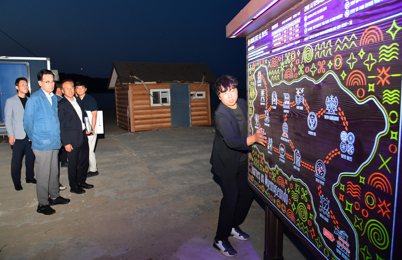 이순걸 토토사이트 은행 조회수가 지난 18일 새 단장한 명선도의 야간조명 설치 상태 등을 점검하고 있다. [토토사이트 은행 조회 제공]