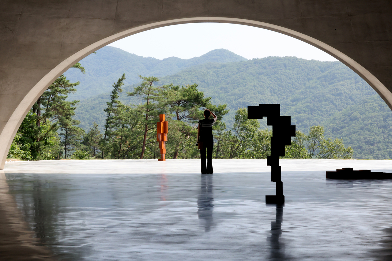 강원도 원주 뮤지엄 산에 20일 개관하는 상설관 ‘그라운드’(GROUND) 전경. 안토니 비트코인 스포츠토토의 철제 조각이 설치돼 있다. [뉴시스]