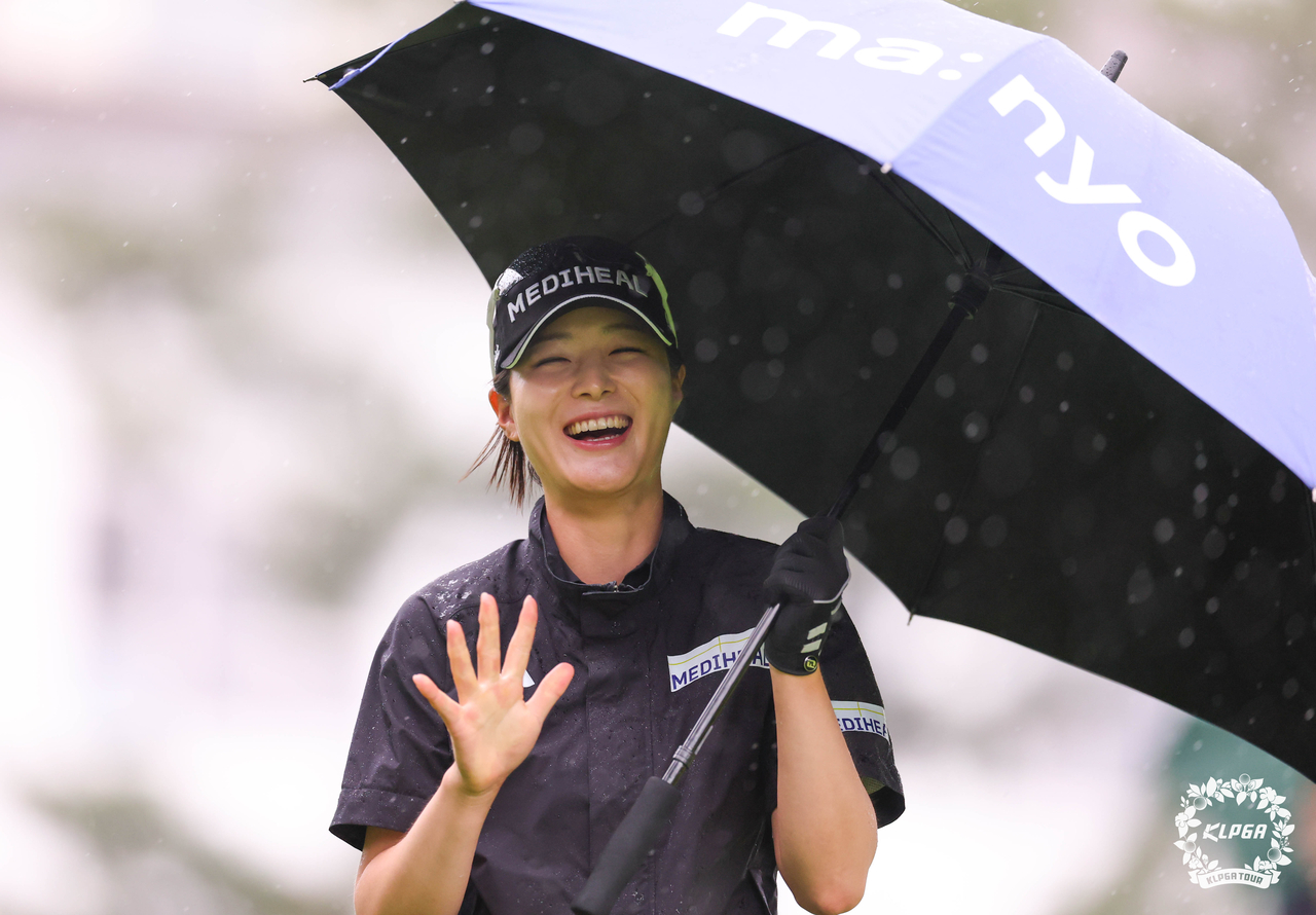 악천후 속에서도 6언더파를 몰아쳐 선두에 오른 김토토사이트 착오이체. [사진=KLPGA]