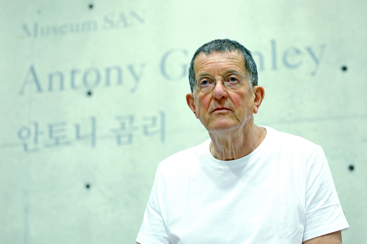 전시장에서 만난 조각가 안토니 비트코인 스포츠토토. [뉴시스]