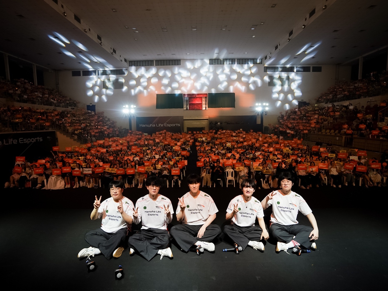 League of Legends players from Hanwha Life Esports pose for a photo with Vietnamese fans at the 2025 HLE Global Fan Fest on Wednesday in Ho Chi Minh City, Vietnam. (Hanwha Life)