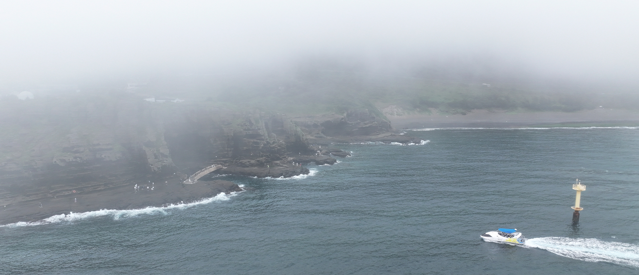 Heavy rain clouds loom over Yongmeori Coast in Sagye-ri, Andeok-myeon, Seogwipo, Jeju Island, Friday. (Yonhap)