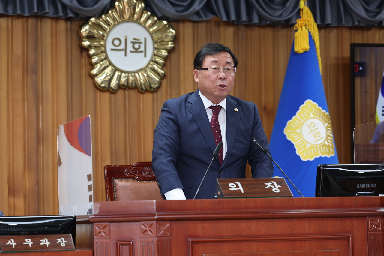 김정희 의장이  제 285회 1차 정례회  폐회사를 하고 있다[울진군 의회제공]