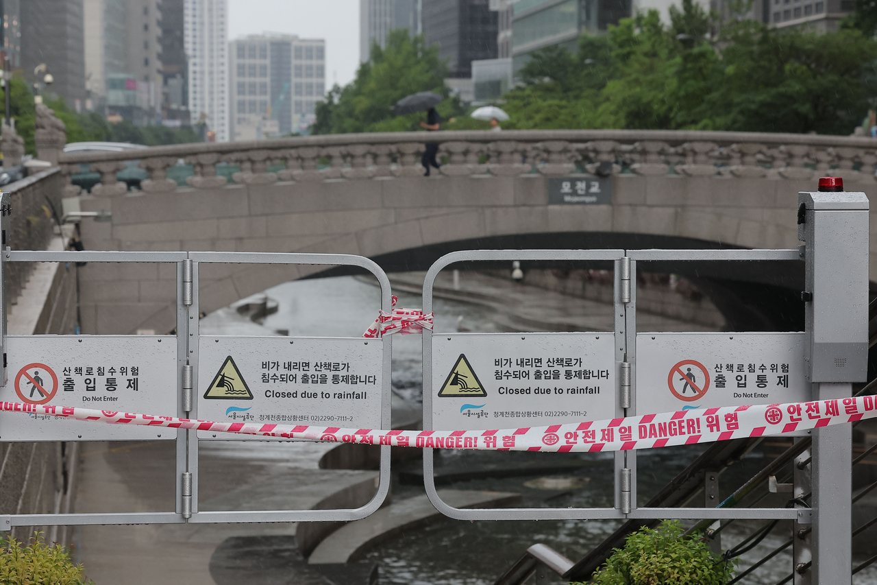 Barricades block access to the Cheonggyecheon in central Seoul on Friday after a heavy rain advisory was issued across the capital. (Yonhap)