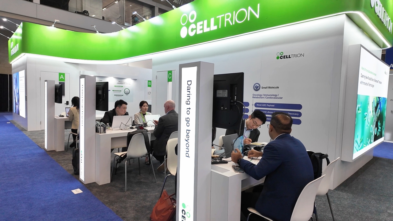 Celltrion staff hold one-on-one meetings with potential global partners at the company’s booth during Bio USA in Boston on Thursday. (Celltrion)