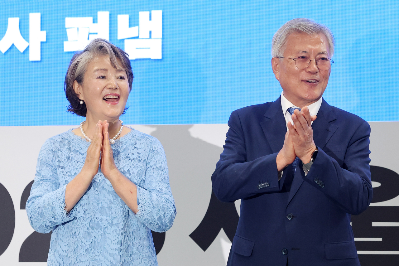 문재인 전 대통령과 김정숙 여사가 지난 18일 서울 강남구 코엑스에서 열린 2025 서울국제도서전의 ‘2025 한국에서 가장 좋은 책 시상식’에서 대상 수상자를 향해 박수치고 있다. [연합]