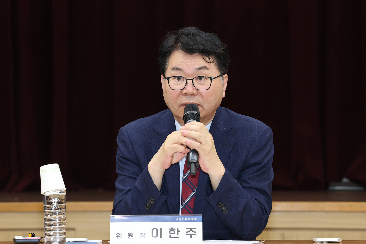 이한주 국정기획위원장이 19일 정부세종컨벤션센터에서 열린 사회1분과의 고용노동부 업무보고에서 발언하고 있다. [연합]