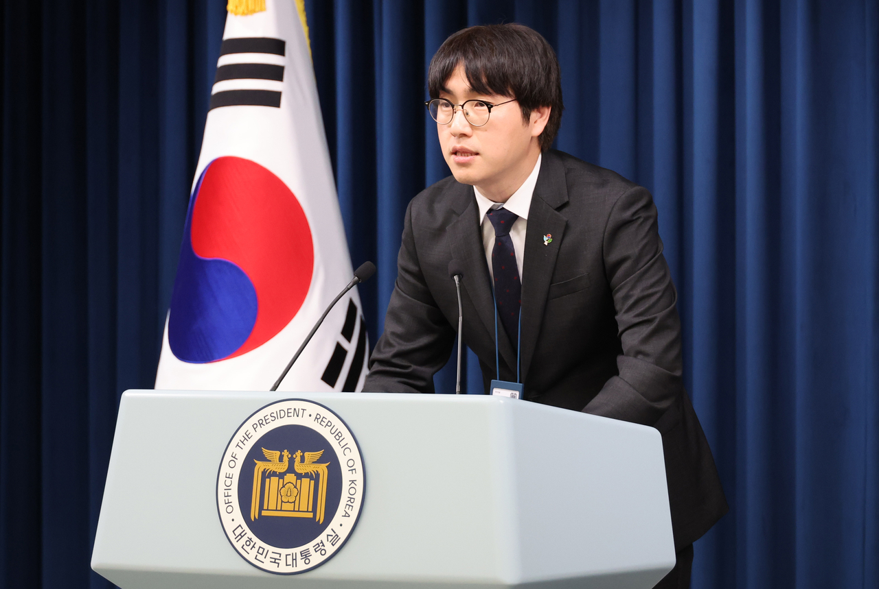 Ha Jung-woo, senior presidential secretary for AI and Future Planning, speaks at a briefing at the presidential office in Yonsan, Seoul, on Thursday. (Yonhap)