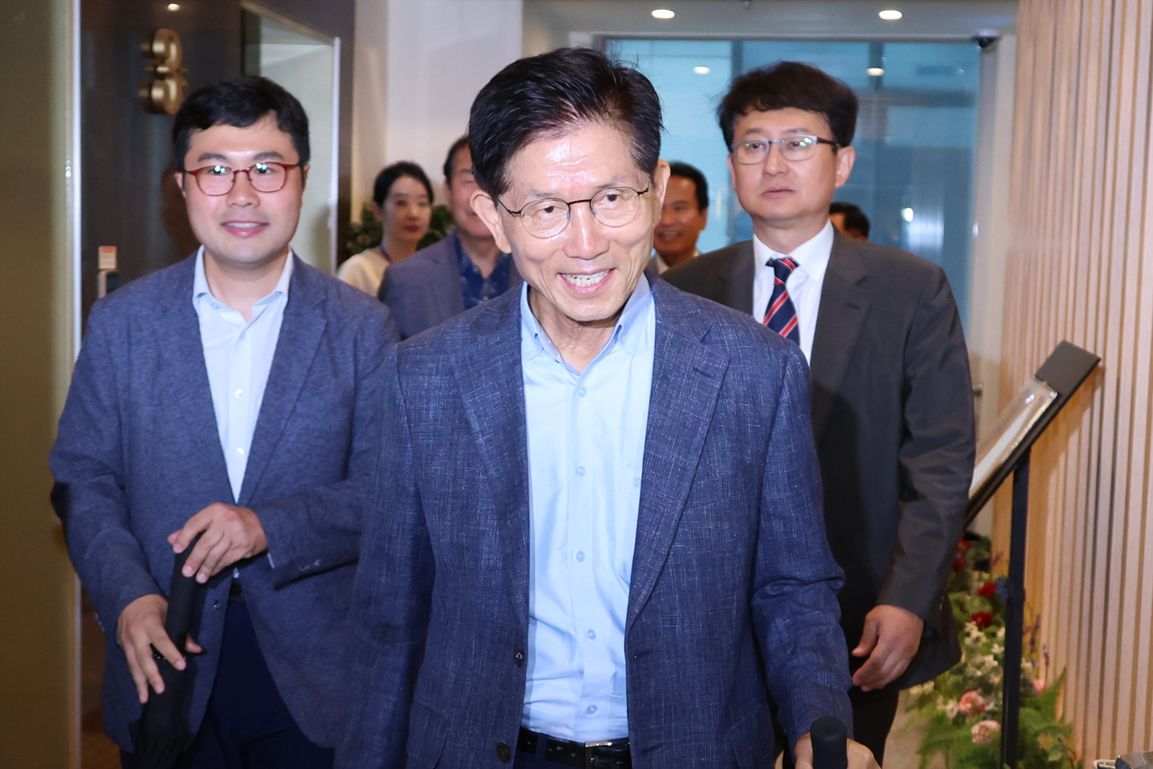 토토사이트 자유게시판 전 국민의힘 대선 후보가 20일 대선 후 캠프 관계자들과 오찬을 하기 위해 서울 여의도의 한 중식당으로 들어가고 있다. [연합]