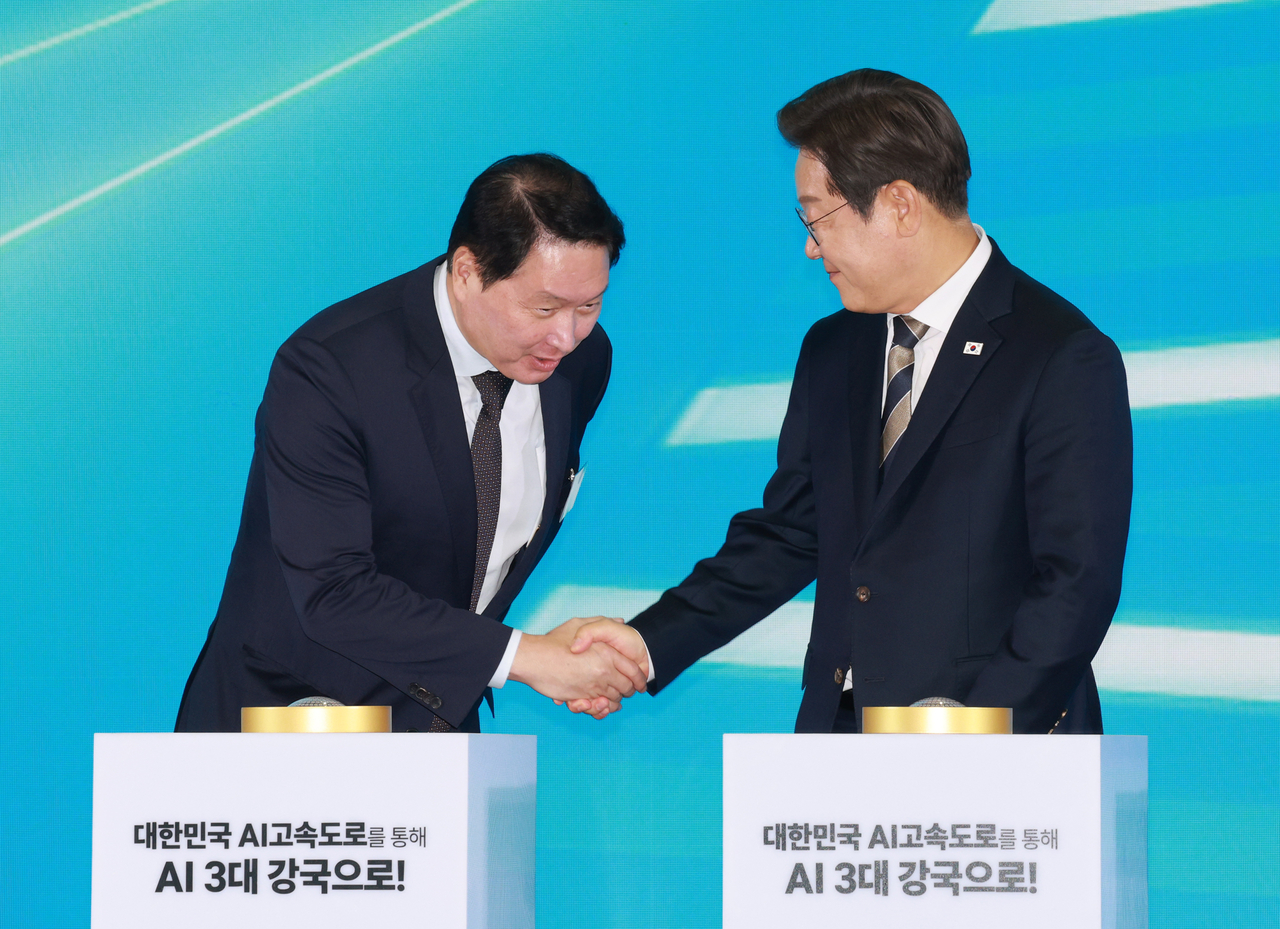 이재명 토토사이트 토토나라이 20일 울산전시컨벤션센터에서 열린 울산 인공지능(AI) 데이터 센터 출범식에서 기념 세리머니에 참여해 최태원 SK그룹 회장과 악수하고 있다. [연합]