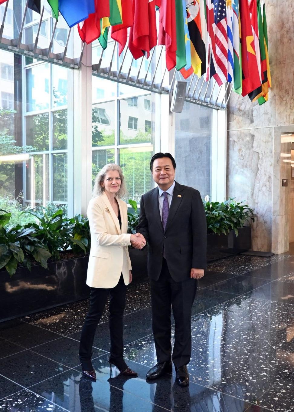Korean Ambassador to the US Cho Hyun-dong (right) and Under Secretary of State for Political Affairs Allison Hooker shakes hands at the US State Department in Washington on Friday. (The Korean Embassy's Facebook page)